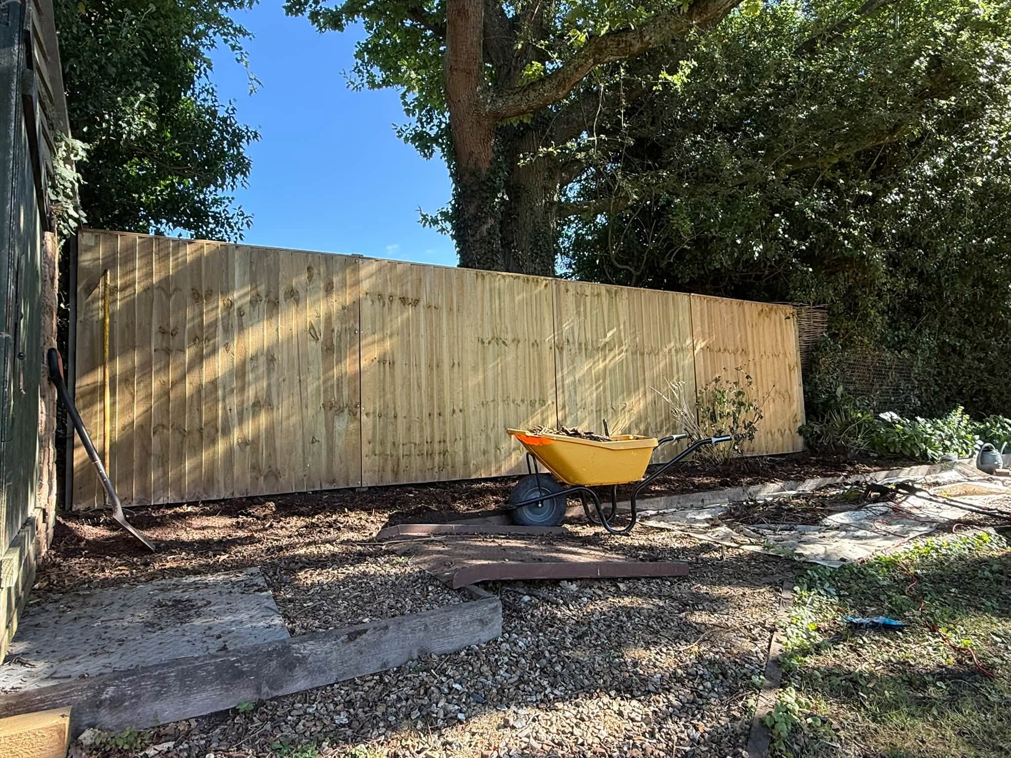 The new fence and refreshed border